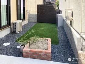 レンガで作った温かみのある植栽スペースがアクセントのお庭工事
