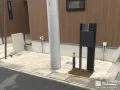 雑草を一掃して明るく清潔感ある玄関前へと整えたアプローチ工事