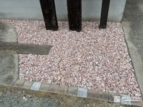 ピンクの化粧砂利で可愛らしく雑草対策[施工後]