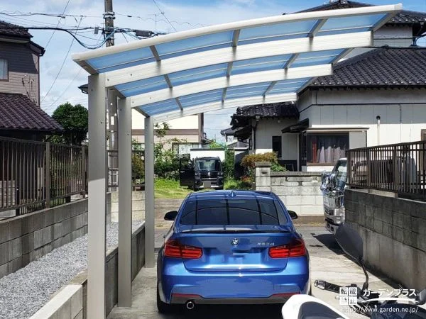 ナチュラルなデザインの手すりで毎日の出入りに安心を添えた工事