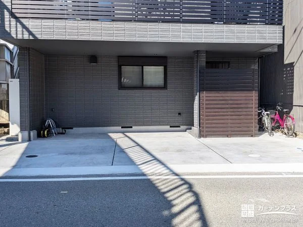 玄関前を優しい木目調のフェンスで目隠しし安心感を高めた工事