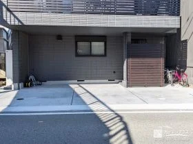 玄関前を優しい木目調のフェンスで目隠しし安心感を高めた工事
