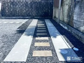 飛び石状のコンクリートでアクセントをつけた駐車スペース工事