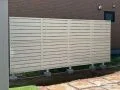 ホワイトカラーが爽やかな印象の目隠しフェンス