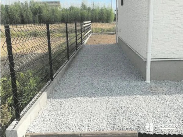 No.26646 雑草を抑制してお手入れしやすくした犬走りの砂利敷き工事[施工後]