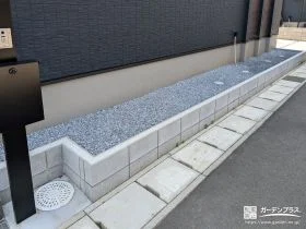 防草シートと砂利で雑草を防いだ犬走り[施工後]