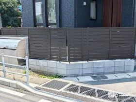 道路側と内側で仕上げを分けて快適に仕上げた犬走りの整備工事