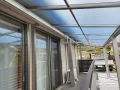 天気に関係なくウッドデッキに出られるテラス屋根