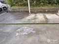 人工芝を敷設した駐車スペースのスリット