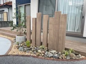 コンクリート枕木門柱とロックガーデンで彩る玄関まわり[施工後]