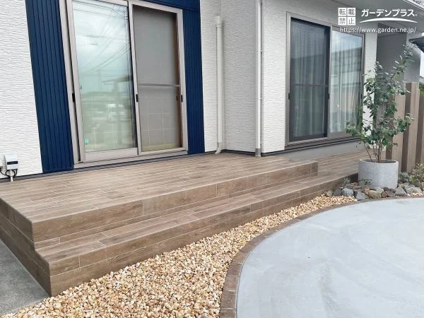 日常のくつろぎの場としてはもちろん、来客時にも映えるタイルデッキ