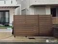 木目調が優しい印象の目隠しフェンス