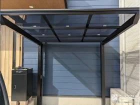 スタイリッシュにお住まいに馴染むサイクルポート[施工後]