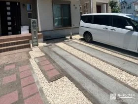 スリットデザインが映えるローメンテナンスな駐車スペース工事