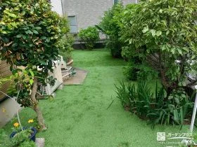 天然芝を人工芝張りに替えることでローメンテナンス化した工事