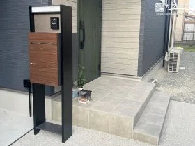 木調の扉がアクセントの宅配ボックス付き機能門柱[施工後]