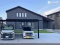 黒い外観に映えるオールブラックのカーポート