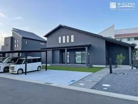 黒い外観に映えるスタイリッシュなオープン外構