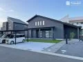 黒い外観に映えるスタイリッシュなオープン外構