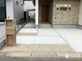 ベージュのアクセントでやわらかな印象に仕上げたファサード[施工後]