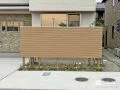 植栽と調和する足元が軽やかな目隠しフェンス