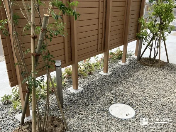 低木や草花を組み合わせた植栽スペース