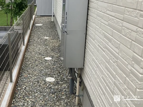 雑草を抑えてすっきりとした犬走り