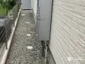 雑草を抑えてすっきりとした犬走り