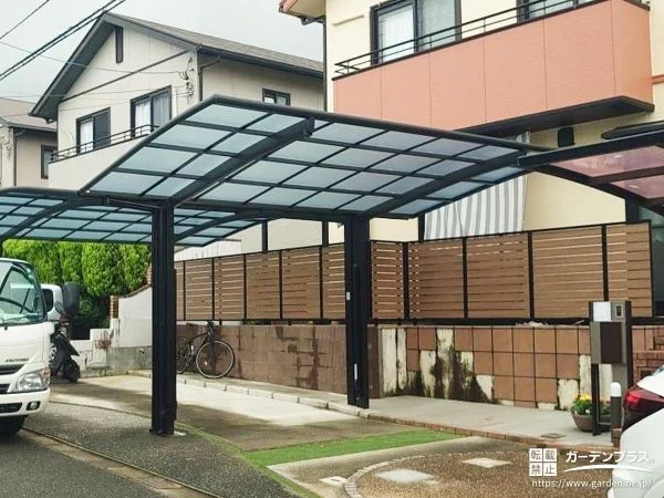 人工芝スリットと門柱の施工で整った快適な駐車スペース工事