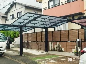 人工芝スリットと門柱の施工で整った快適な駐車スペース工事