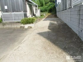 雑草をなくしてすっきりとした印象になるよう整えた砂利敷き工事