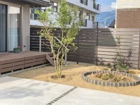 暮らしを彩るモミジのある庭[施工後]