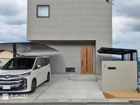 住まいと外構がリンクした落ち着きあるグレージュの新築外構