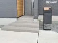 玄関まわりに溶け込むスリムな機能門柱