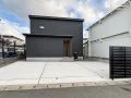 黒い外観を引き立てるシンプルモダンの新築外構