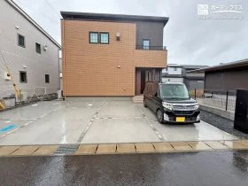 ウッド調外観に映えるインターロッキングの駐車場が目を引く新築外構