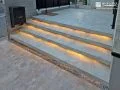 光が映えるタイル張りの庭