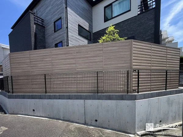 道路からの視線をしっかり遮る安心感ある目隠しフェンス工事