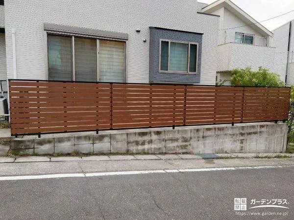 木調デザインのフェンスと平板敷きで快適に過ごせるお庭工事