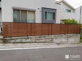 木調デザインのフェンスと平板敷きで快適に過ごせるお庭工事