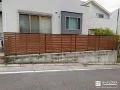 木調デザインのフェンスと平板敷きで快適に過ごせるお庭工事
