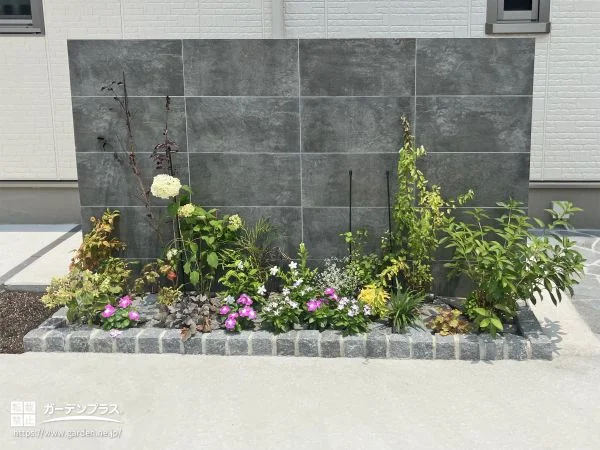 植栽を引き立てるタイルデザイン塀