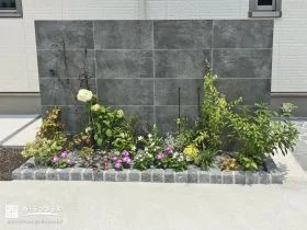 植栽を引き立てるタイルデザイン塀[施工後]