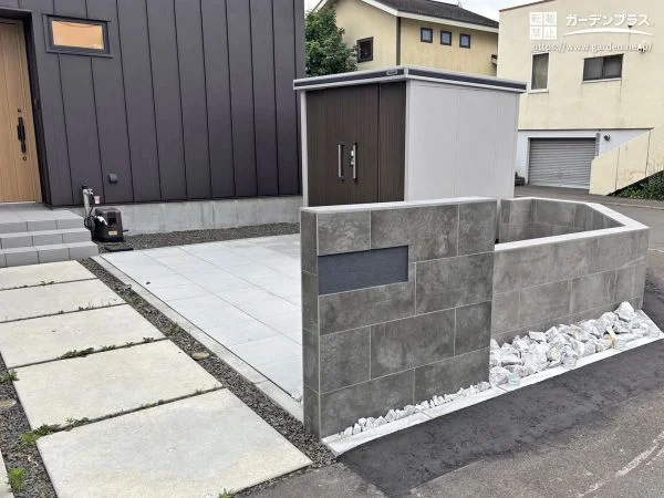 タイル門柱とロックガーデンが映えるモダン外構