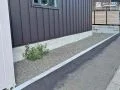 砂利の流出を防ぎ、敷地境界を明確にする見切り