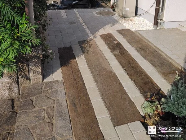枕木を取り入れたナチュラルで温もりある玄関アプローチ工事