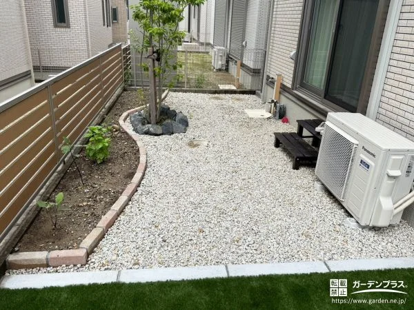雑草の悩みを解消し植栽も楽しめるお庭と安心の敷地境界工事
