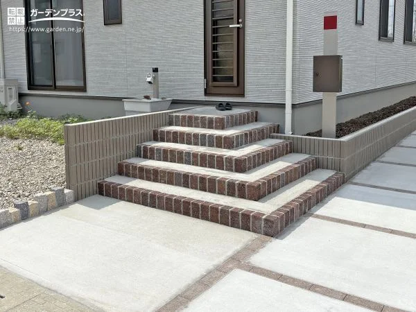 2方向から使えるこだわりのアプローチ階段