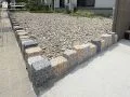 色や高さの異なる石を組み合わせがおしゃれな土留め