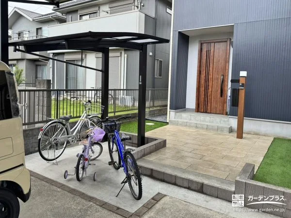 家族の自転車を守るサイクルポートのある玄関周り